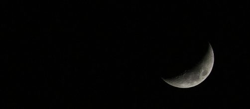 Mezza luna in cielo notturno- © Pexels