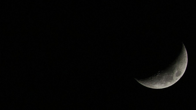 Mezza luna in cielo notturno- © Pexels
