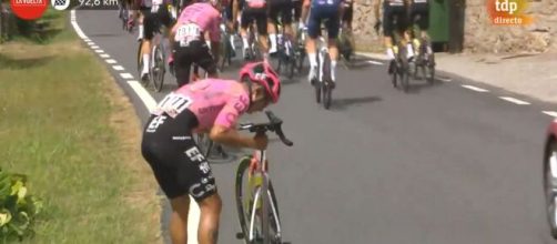 Richard Carapaz dopo la caduta alla Vuelta Espana - Screenshot © TDP.