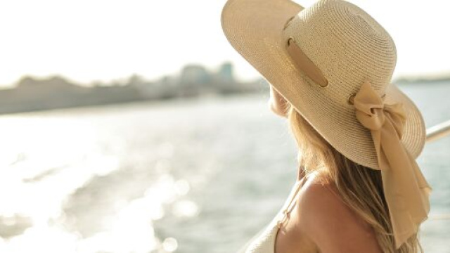 Donna con cappello al mare - © Pexels.
