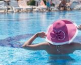 Una persona che si gode le vacanze in piscina © Pixabay.