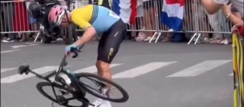 Wout van Aert dopo la caduta alle olimpiadi di Parigi - Screenshot © Cycling legend