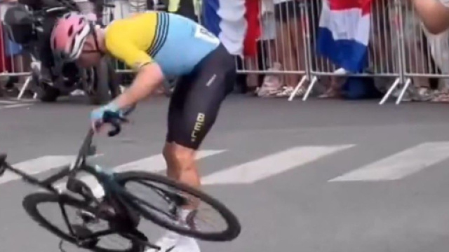 Wout van Aert dopo la caduta alle olimpiadi di Parigi - Screenshot © Cycling legend
