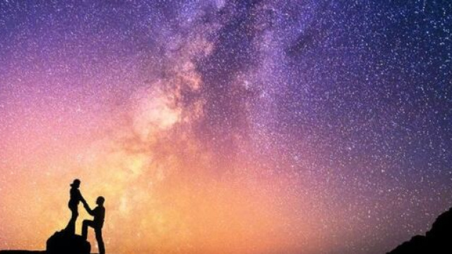 Una coppia sotto un cielo stellato (© Pixabay).
