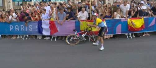 La foratura di Remco Evenepoel - Screenshot © Eurosport