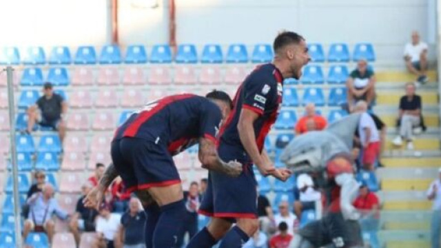 Esultanza di Guido Gomez con la maglia del Crotone - © Instagram