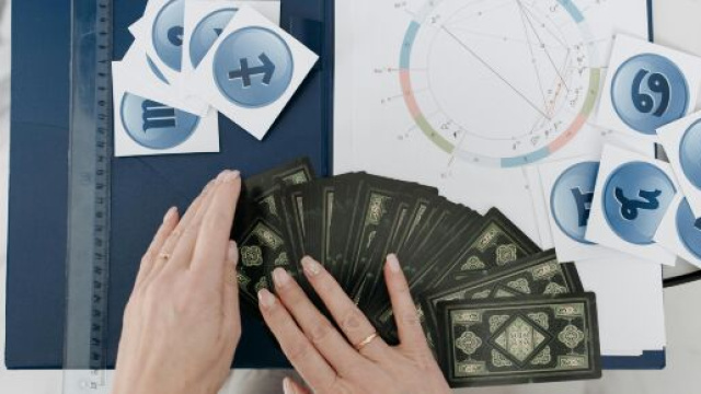 Mani che consultano le carte e tema natale - © Pexels