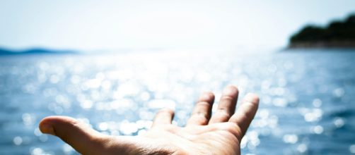 Il mare e una mano © Pexels.com