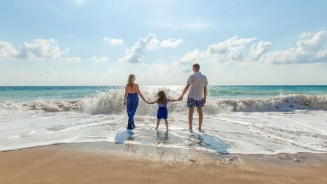 Una famiglia al mare © Pixabay.