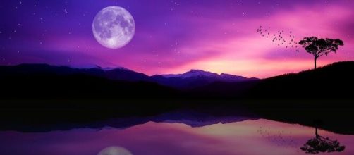 Cielo, luna, montagne e lago © Pixabay