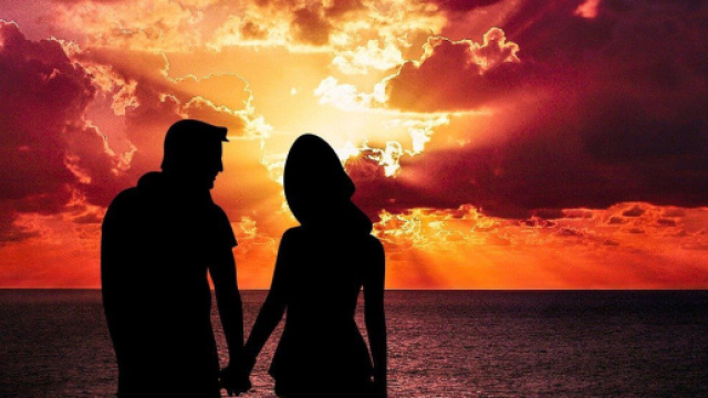 Coppia di innamorati contempla il tramonto © Pixabay