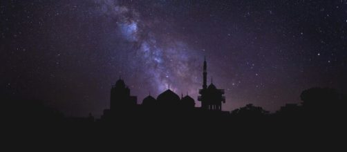 Silhouette di un edificio durante la notte © Pexels