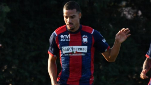 Jonathan Silva con la maglia del Crotone &copy; Facebook