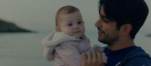 Kemal Soydere e la piccola Deniz in una scena di Endless Love © Canale 5.