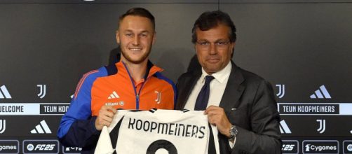 Teun Koopmeiners e Cristiano Giuntoli in conferenza stampa di presentazione © Juventus FC.