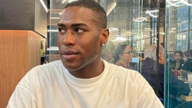 Alfredo Ekhator in un locale - &copy; Alfred Ekhator profilo Facebook