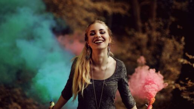 Donna che sorride nel bosco © Pixabay