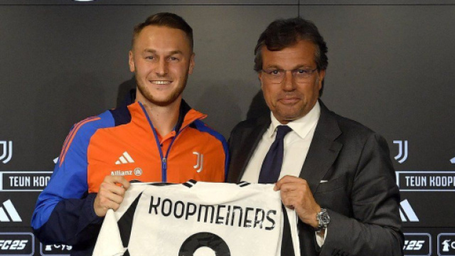 Teun Koopmeiners e Cristiano Giuntoli in conferenza stampa di presentazione &copy; Juventus FC.