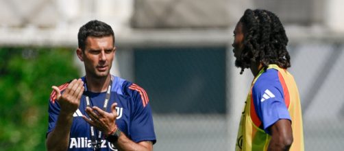 Khéphren Thuram e Thiago Motta, centrocampista e allenatore Juventus ©️ Foto Profilo X Juventus