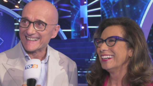 In foto Alfonso Signorini e Cesara Buonamici © Tg5.