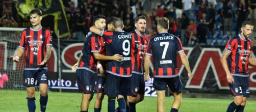 L'abbraccio dei calciatori del Crotone contro il Messina - © Facebook / FcCrotone