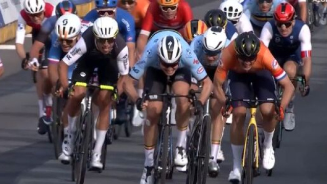 La volata vincente di Tim Merlier agli Europei di ciclismo - Screenshot © Eurosport