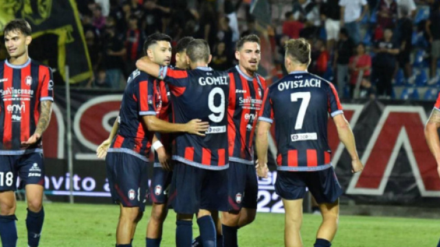 L'abbraccio dei calciatori del Crotone contro il Messina - &copy; Facebook / FcCrotone