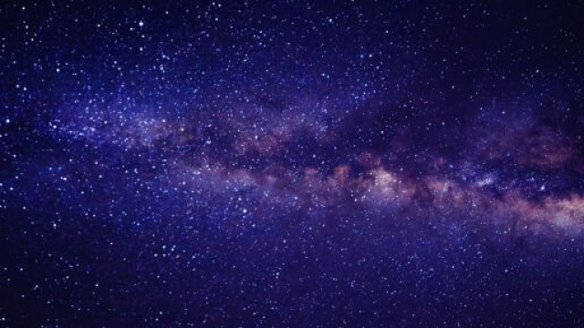 Un gruppo di stelle nel cielo notturno - pixabay ©