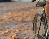 Bicicletta e foglie secche - © Pexels.