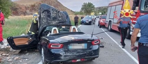 Una delle auto coinvolte nell'incidente mortale a Borgia - © Vigili del Fuoco