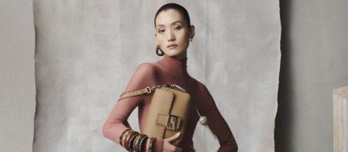 Una presentazione della borsa Fendi Baguette, la collezione precedentemente alla Milano Fashion Week (© X/Fendi))