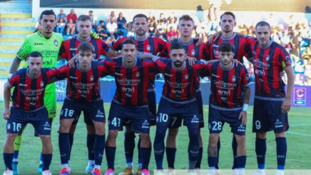 Il Crotone sceso in campo contro il Messina © Facebook