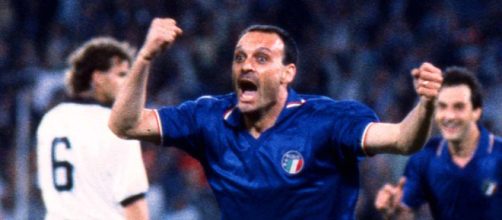 L'esultanza di Schillaci dopo il gol all'Austria ai Mondiali del 1990 © Masahide Tomikoshi on X.