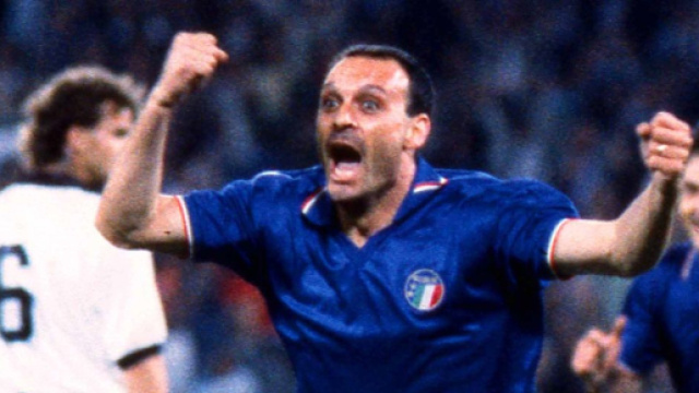 L'esultanza di Schillaci dopo il gol all'Austria ai Mondiali del 1990 © Masahide Tomikoshi on X.
