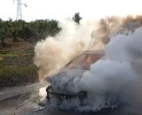 Auto in fiamme a Petilia Policastro, l'intervento dei Vigili del Fuoco - © Vigili del Fuoco