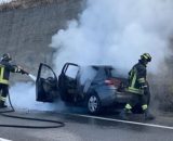 Auto in fiamme sulla S.S. 106 a Crotone - © Vigili del Fuoco