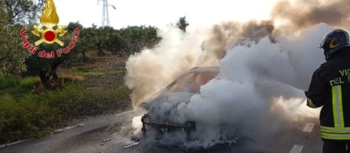 Auto in fiamme a Petilia Policastro, l'intervento dei Vigili del Fuoco - © Vigili del Fuoco