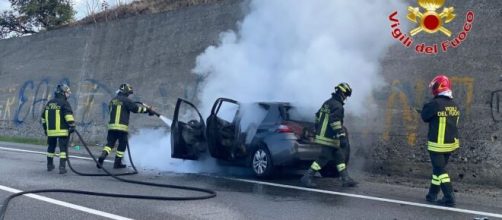 Auto in fiamme sulla S.S. 106 a Crotone - © Vigili del Fuoco