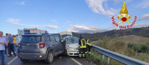 Incidente stradale sulla S.S. 106 nel territorio di Crotone - © Vigili del Fuoco