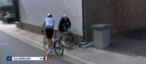 La foratura di Tim Merlier agli Europei di ciclismo - Screenshot © Eurosport