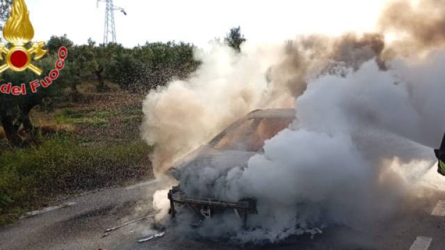 Auto in fiamme a Petilia Policastro, l'intervento dei Vigili del Fuoco - &copy; Vigili del Fuoco
