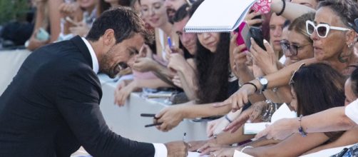 Ibrahim Çelikkol firma gli autografi al Festival di Venezia © X TurkeyCelebs.