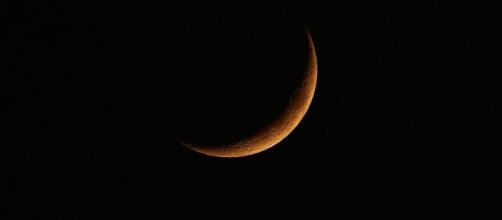 Mezza luna rossa cielo notturno - ©Pexels..