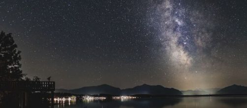 Un cielo di stelle su un lago - pixabay.com