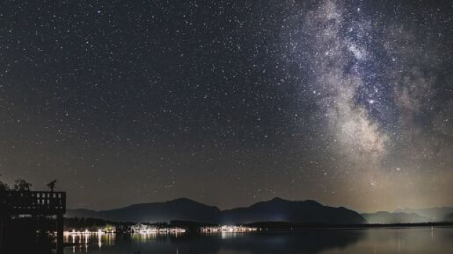 Un cielo di stelle su un lago - pixabay.com