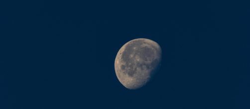 Uno scorcio di cielo con la Luna © Pexels.com