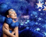 Donna con i capelli blu tra le stelle - © pixabay.com