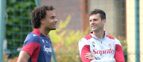 Joshua Zirkzee, attacante del Manchester United e Thiago Motta, allenatore della Juventus. Foto © Bologna