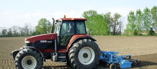 Un trattore intento a lavorare un campo agricolo - © Wikipedia Commons