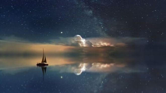 Una barca sotto un cielo stellato (©pixabay.com)
